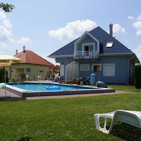Kek Vendeghaz Family Resort 기에네스디아스 외부 사진