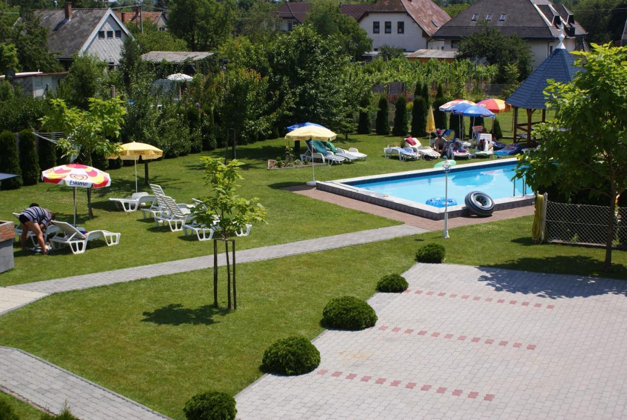 Kek Vendeghaz Family Resort 기에네스디아스 외부 사진