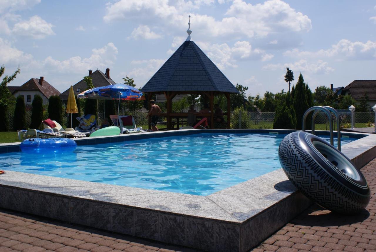 Kek Vendeghaz Family Resort 기에네스디아스 외부 사진