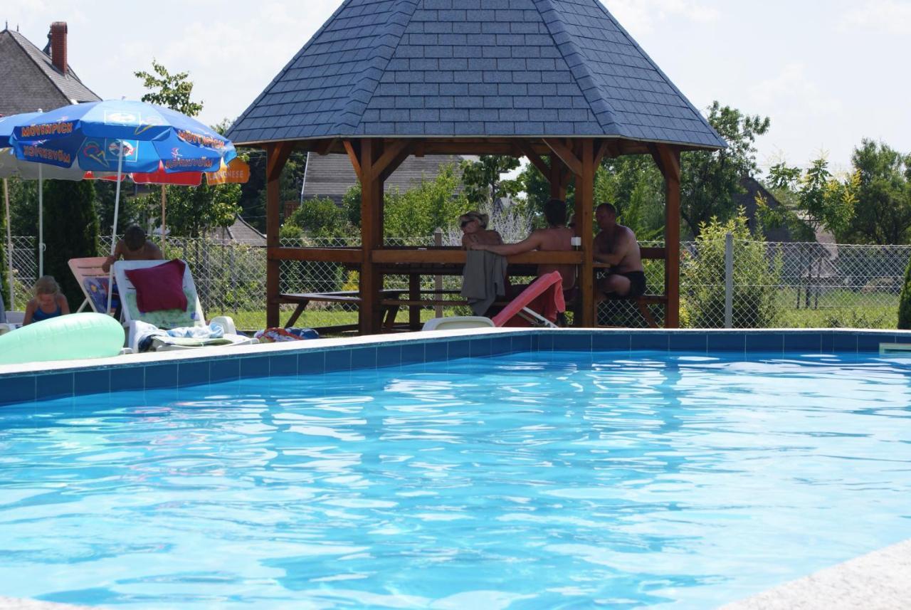 Kek Vendeghaz Family Resort 기에네스디아스 외부 사진
