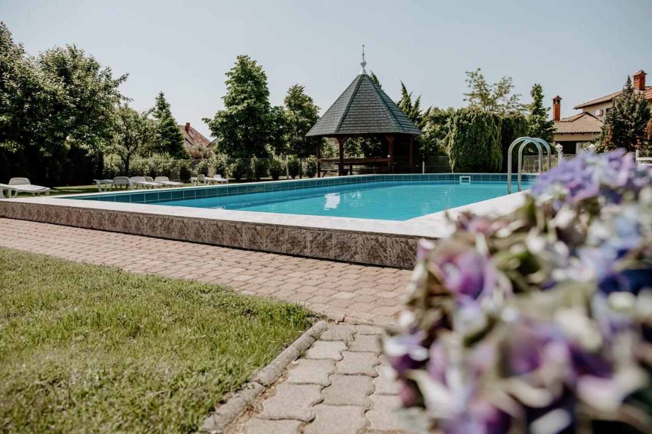 Kek Vendeghaz Family Resort 기에네스디아스 외부 사진
